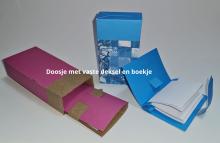 Doosje met vaste deksel en boekje